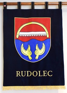 Besticktes, festliches Wappen der Gemeinde Rudolec
