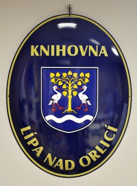 Emailliertes Oval mit dem Wappen der Gemeinde/ Stadt/ des Marktfleckens und dem Namen der Institution