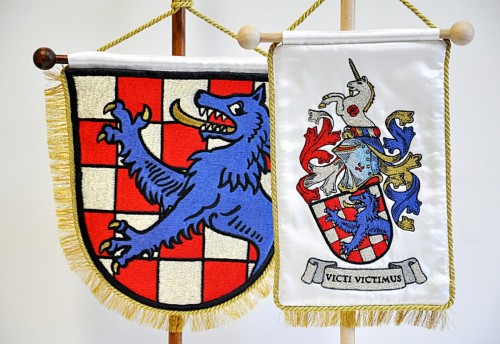 Tischflagge mit persönlicher Wappenstickerei von Herrn Vlk