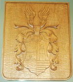 Per Hand geschnitztes persönliches Wappen aus Holz
