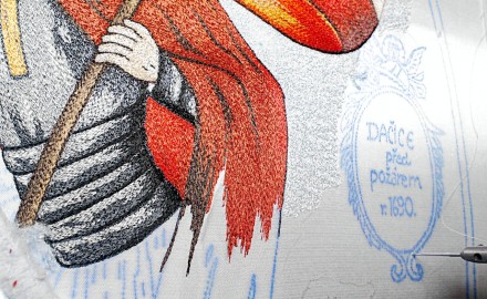 Die Tinte, mit welcher die Stickerinnen das Motiv in die Feuerwehrfahne stechen, verfügt über eine geheime Rezeptur