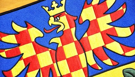 Vyšívané a tištěné vlajky, prapory, znaky pro instituce a úřady