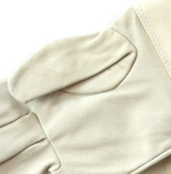 Detail der Lederhandschuhe