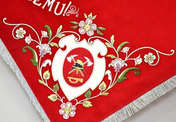 Detail der Eck-Stickerei der Fahnenreplik