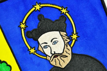 Detail eines bestickten Wappens