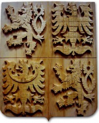 Handgeschnitztes Wappen der Tschechischen Republik in dunkler Ausführung