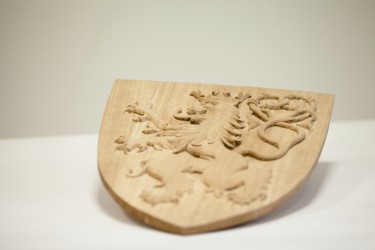 Handgeschnitztes kleines Staatswappen der Tschechischen Republik