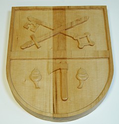 Herstellung von handgeschnitzten Wappen im Rahmen der kundenindividuellen Auftragsproduktion