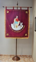 Eine Hinterseite einer bestickten Feuerfahne mit St. Florian