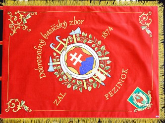 Fahnenreplik des Feuerwehrvereins Pezinok