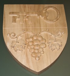 Kundenindividuelle Auftragsproduktion von handgeschnitzten Wappen