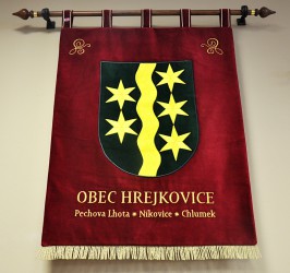 Großes besticktes Wappen der Gemeinde Hrejkovice