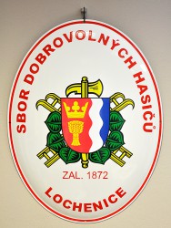 Ovale emaillierte Feuerwehrtafel mit dem Logo des Verbands der Feuerwehren von Böhmen, Mähren und Schlesien (SH ČMS) und dem Gemeindewappen