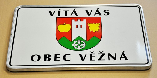 Begrüßungstafel aus Sandwichblech der Gemeinde Věžná