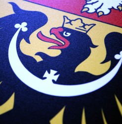 Detail eines Wappens aus Kunststoff