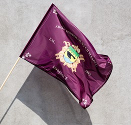 Bedruckte Feuerwehrflagge mit eigenem Wappen des Feuerwehrvereins