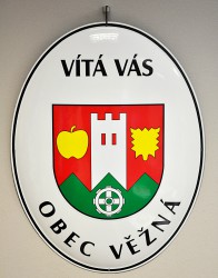 Weißes emailliertes Begrüßungsoval der Gemeinde Věžná
