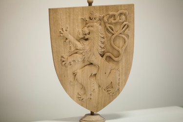 Geschnitztes kleines Staatswappen der Tschechischen Republik