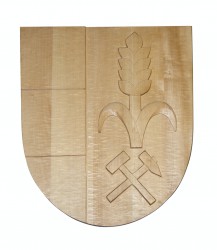 Geschnitztes Wappen mit den Symbolen der Gemeinde/Stadt/des Marktfleckens