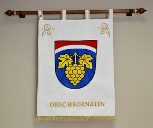 Großes besticktes Wappen der Gemeinde Hroznatín