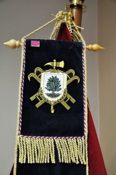 Detail vyšívané hasičské stuhy se znakem sboru