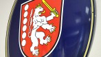Smaltovaný ovál se znakem a názvem obce