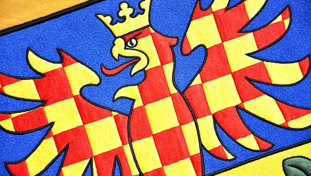 Vyšívané a tištěné vlajky, prapory, znaky pro instituce a úřady