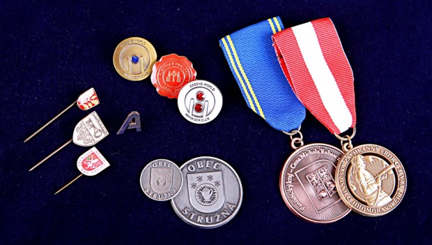 Odznaky, medaile, pamětní mince, kravatové spony