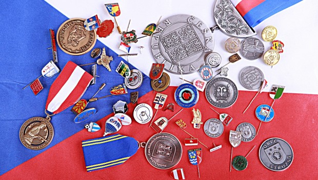 Odznaky, mince, medaile, vyznamenání, klíčenky