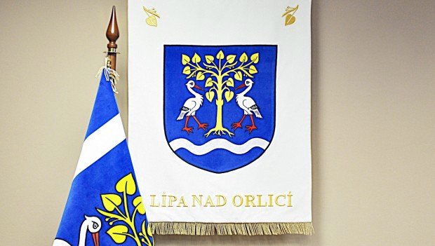 Slavnostní vyšívaný znak a vlajka pro obce, města, městysy